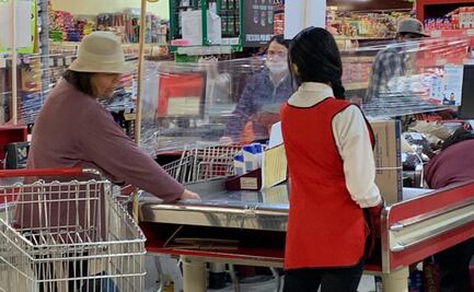 Para evitar contagios de Covid-19, envuelven en plástico área de cajas en tienda de Toluca