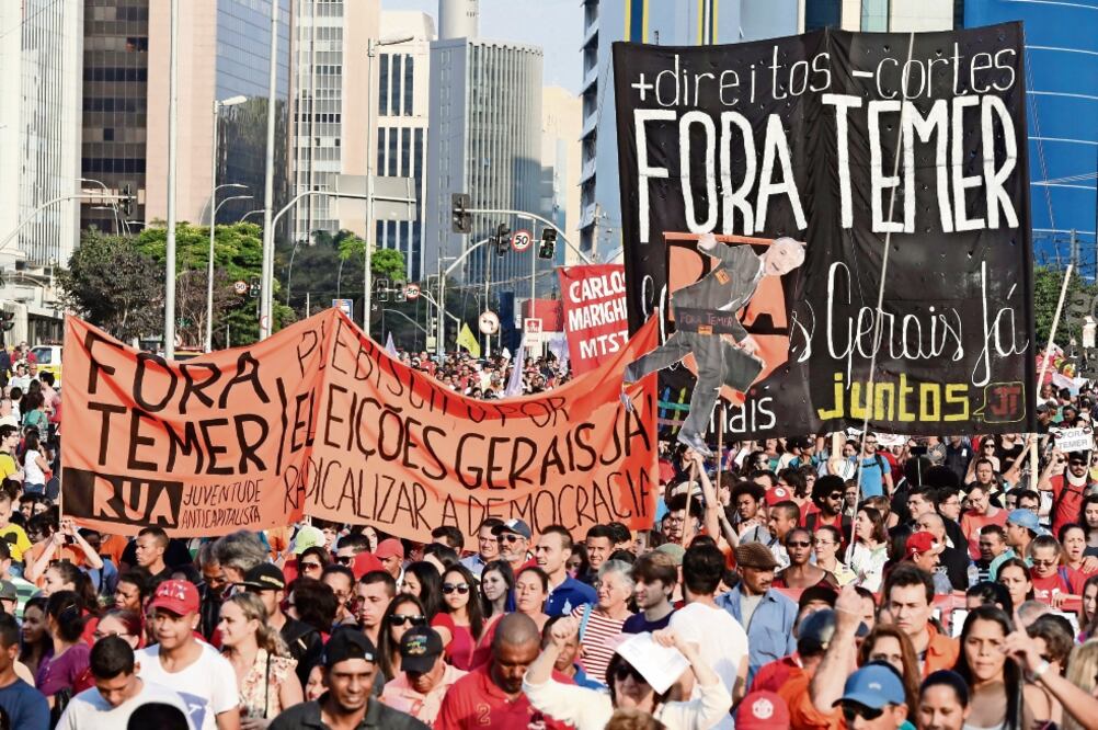 Miles de brasileños protestaron ayer en Brasilia contra Michel Temer, mandatario interino de Brasil. En otros lugares del país se manifestaron en rechazo a Dilma Rousseff, quien enfrenta un juicio político que prevé resolverse el próximo día 29 (EFE)