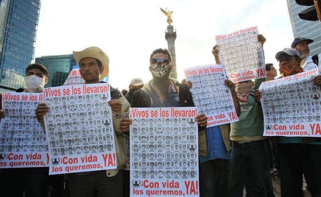 Marchan en costera de Acapulco por Ayotzinapa