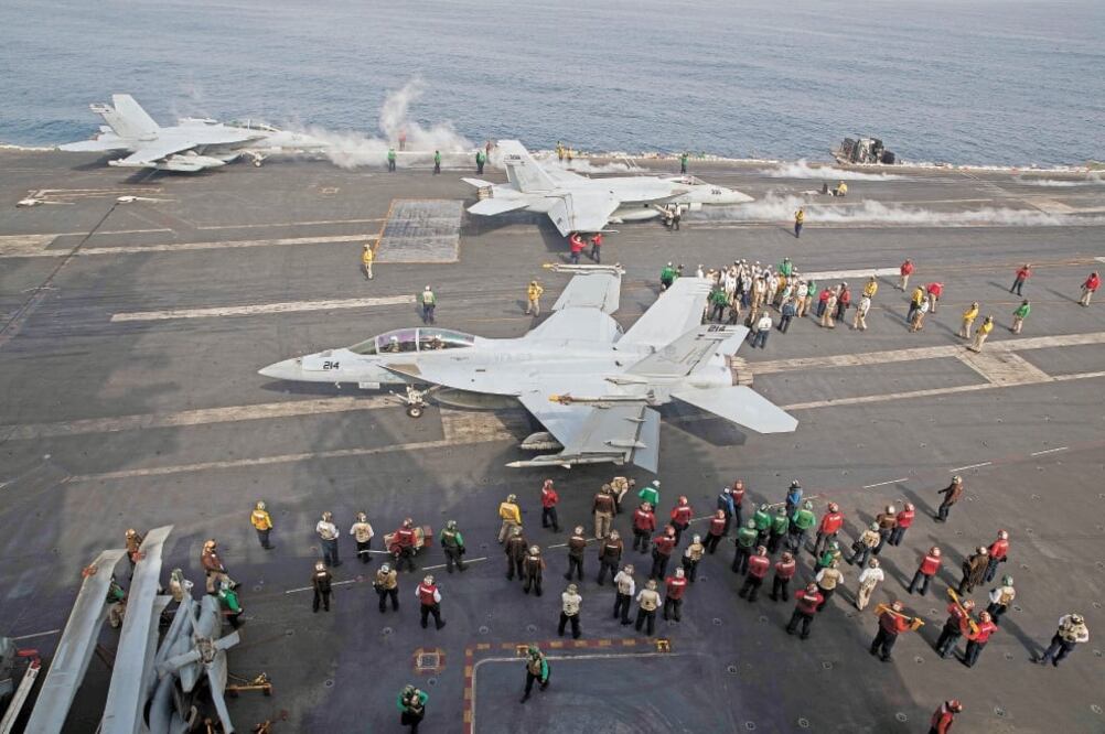 Un jet estadounidense se prepara para la demostración aérea en la cabina de vuelo del portaviones USS Abraham Lincoln, en el golfo Pérsico. Foto/REUTERS