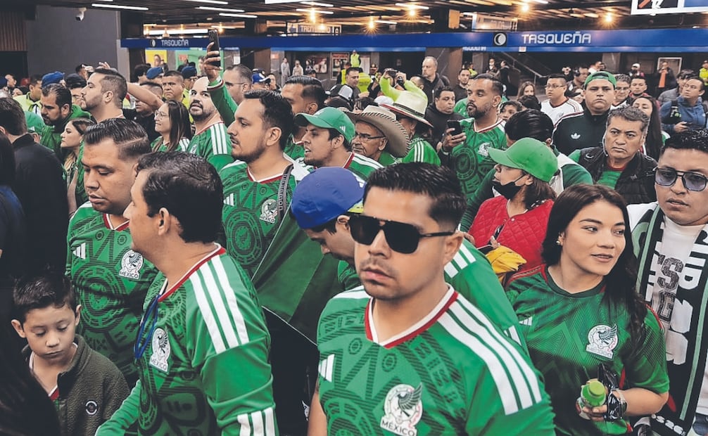 Para abordar el Tren Ligero con dirección al estadio, a la gente se le pedía contar con boleto del partido, lo que generó saturación en la terminal. Foto: Hugo Salvador/ EL UNIVERSAL