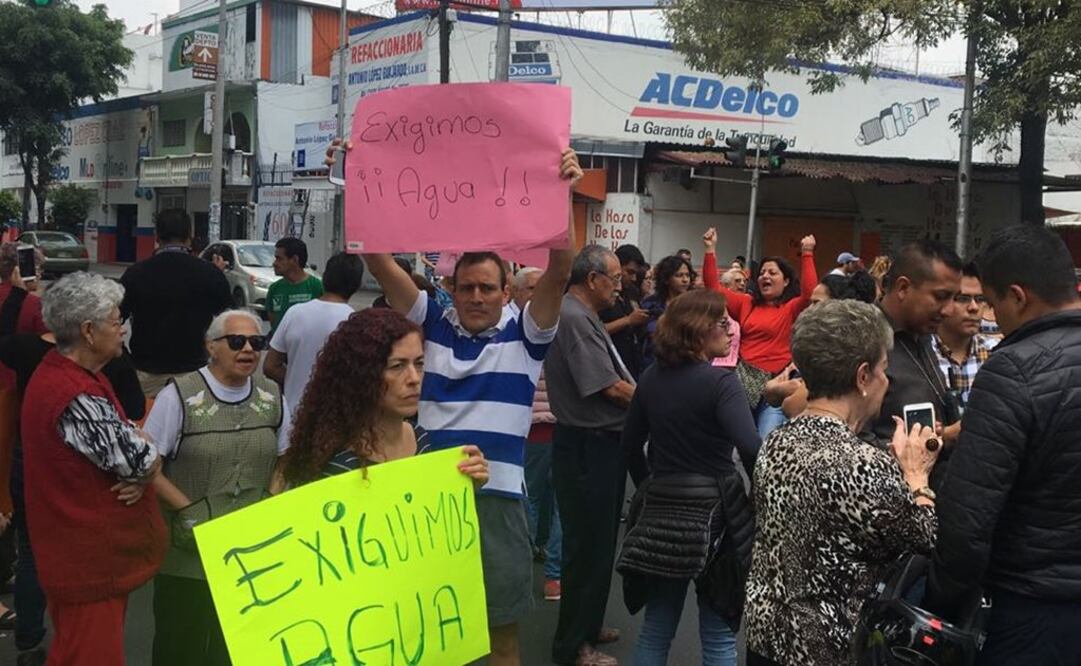 Los colonos señalaron que han tenido que pagar hasta 3 mil pesos en pipas, pues la delegación no los ha apoyado con este servicio. Foto: Eduardo Hernández / EL UNIVERSAL
