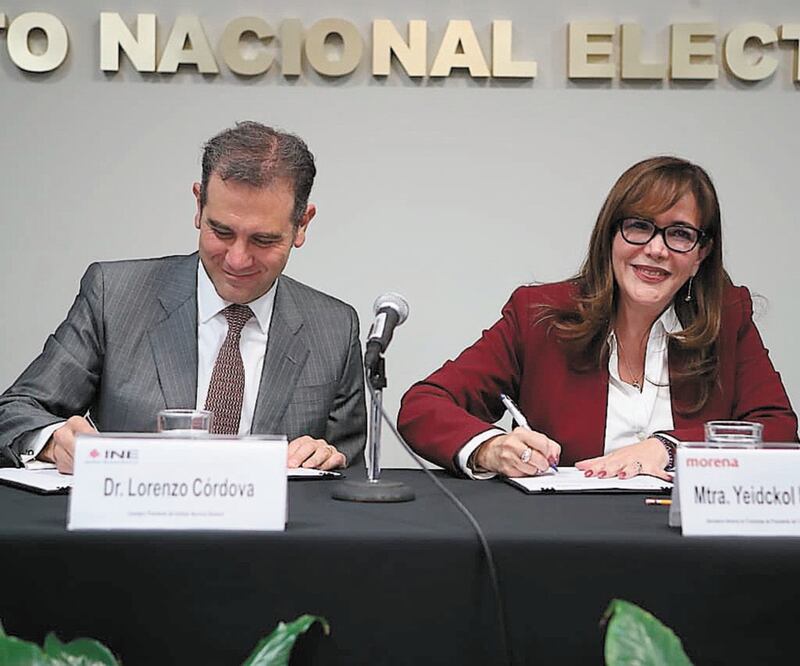 La dirigente nacional de Morena, Yeidckol Polevnsky, entregó un escrito al consejero presidente del INE, Lorenzo Córdova, para notificar que su partido decidió renunciar a 75% del financiamiento público de operación ordinaria. TOMADA DE TWITTER