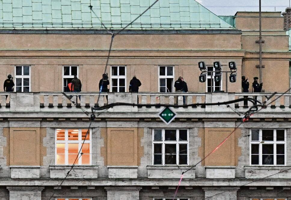 Policías armados en el balcón de la Universidad Carolina de Praga. Un tiroteo en el campus universitario dejó 14 personas muertas y 25 heridas. Foto: Michal Cizek | AFP
