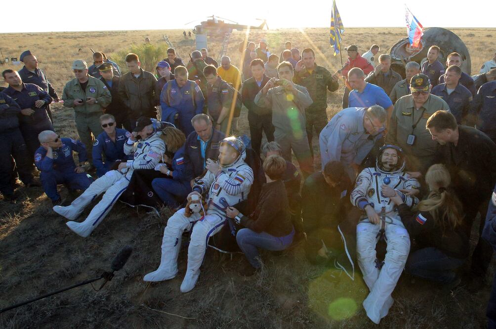 El aterrizaje se produjo a la 01.14 GMT en la zona prevista, al sureste de la ciudad kazaja de Zhezkazgán (EFE)