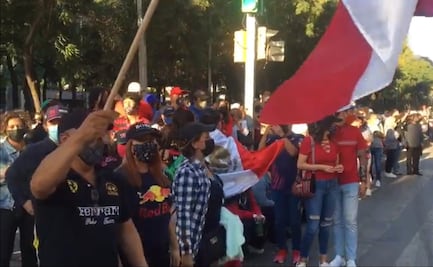 Aficionados celebran el podio de Checo Pérez en el Ángel de la Independencia