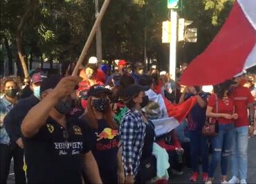 Aficionados celebran el podio de Checo Pérez en el Ángel de la Independencia