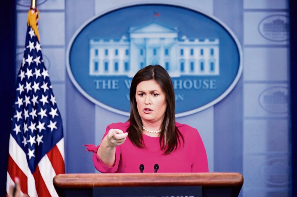 La portavoz, Sarah Sanders, anunció que Trump busca eliminar la autorización de seguridad del ex director de la CIA, John Brennan, entre otros ex funcionarios (ALEX BRANDON. AP)