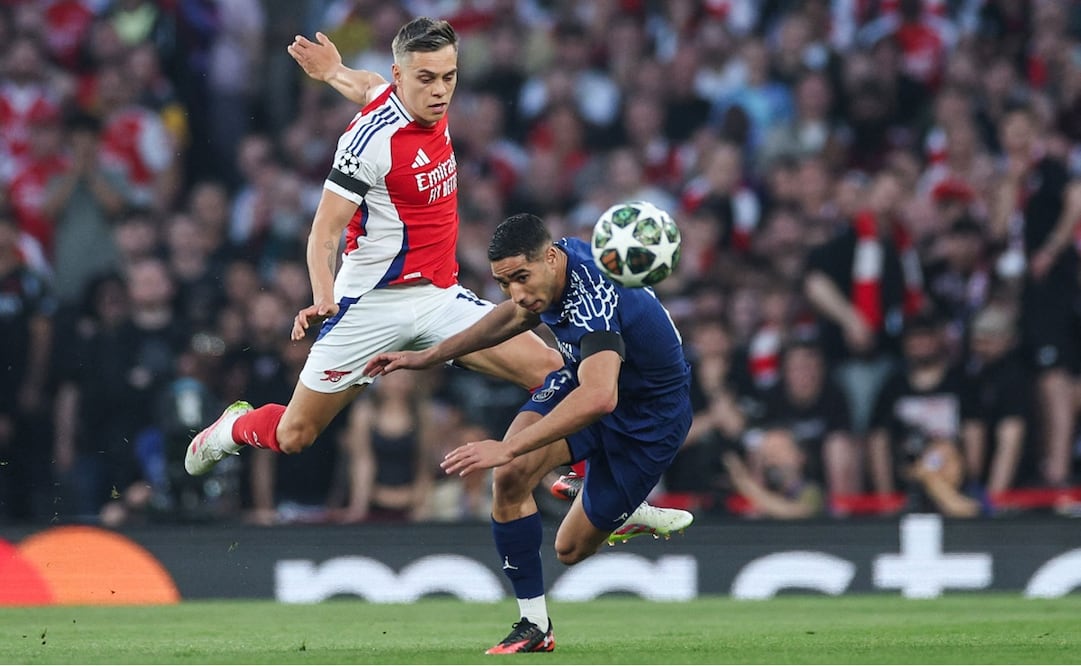 Leandro Trossar y Achraf Hakimi peleando por el balón, durante la semifinal de ida en la Champions League, entre Arsenal y PSG - Foto: AFP