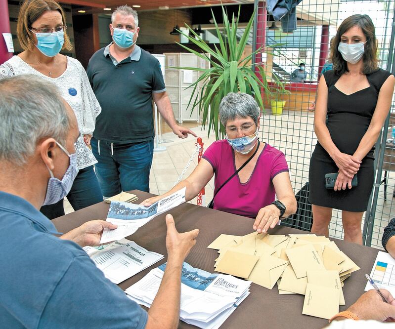 Funcionarios con crubrebocas contaban ayer las papeletas en la segunda vuelta de los comicios municipales franceses en Brujas, Francia. Foto: CAROLINE BLUMBERG. EFE