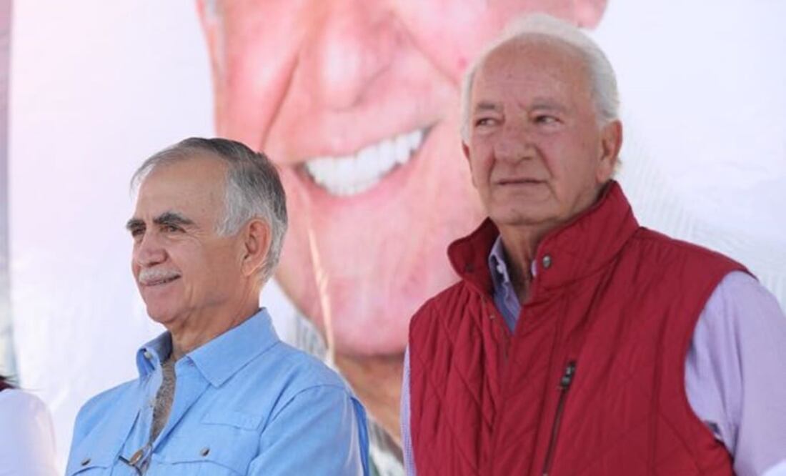 Marcos Fastlicht Sackler, vestido con un chaleco guinda claro -parecido al color de Morena-, estuvo entre los invitados al mitin en las calles aledañas al Auditorio Metropolitano de Tecamac (Foto: Valente Rosas / EL UNIVERSAL)