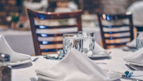 Quita las manchas de labial y otras difíciles de tus servilletas; este truco es lo único que necesitas 