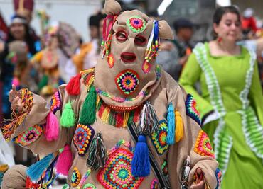FOTOS: Así se vivió el Carnaval de Negros y Blancos en Colombia; lluvia inusual no detiene a los danzantes