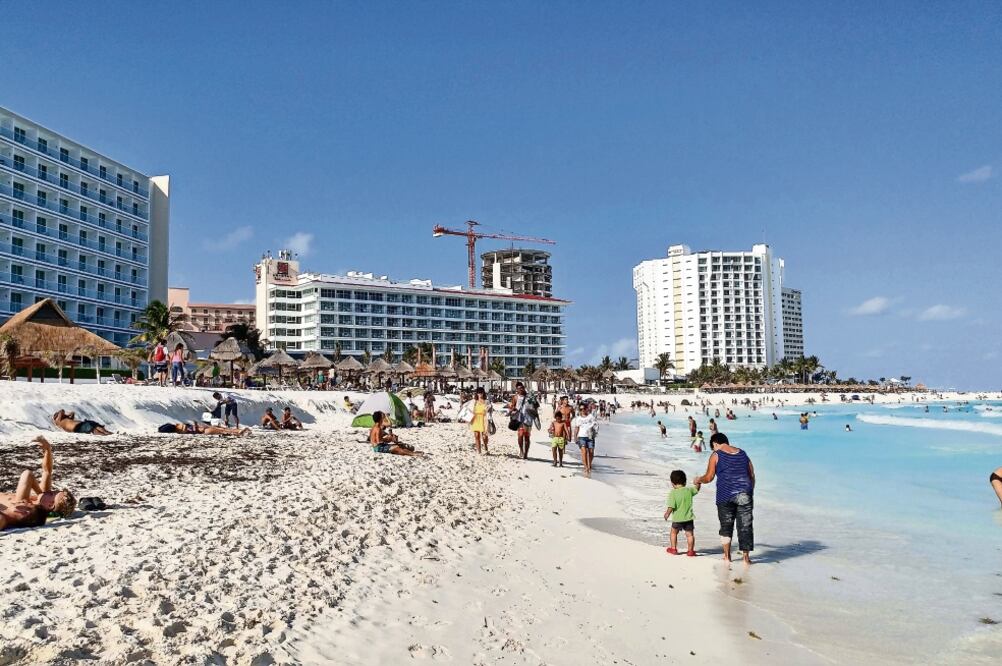 Los cancunenses de entre 15 y 22 años son quienes acuden con mayor frecuencia al mar. Los habitantes de clase media son los que también visitan más estas playas mexicanas. (FOTOS: ADRIANA VARILLAS. EL UNIVERSAL)