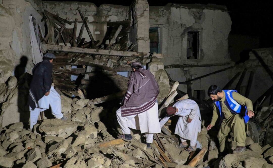 Trabajadores de rescate y los residentes locales inspeccionan una casa dañada después de un terremoto en la aldea de Gayan en la provincia de Paktia. Foto: EFE 