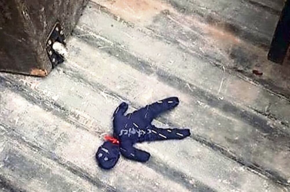 Intimidación. El abanderado Christian Carrillo difundió en redes sociales las figuras que dejaron en su domicilio 