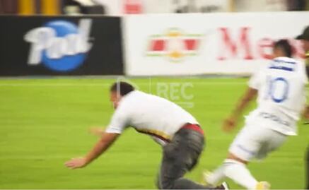 VIDEO: Violencia en el futbol colombiano, un futbolista se peleó con aficionado que invadió el campo de juego