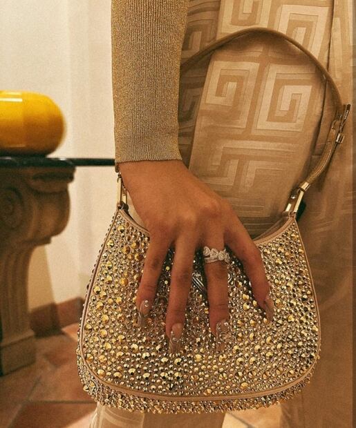 Ángela Aguilar en traje sastre y ombliguera da cátedra de estilo