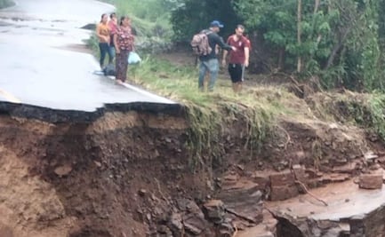 Creciente de río colapsa en la carretera libre Uruapan-El Sabino por lluvias de "Nora"