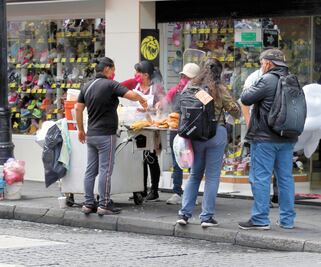 Semáforo rojo en CDMX no para a puestos de comida en el Centro Histórico