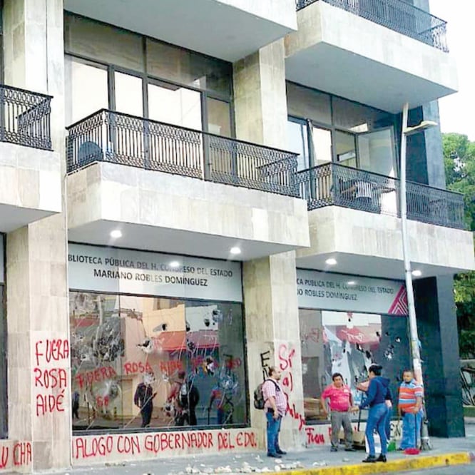 Protesta. Los supuestos estudiantes afiliados a la Cenech rompieron vidrios y pintaron consignas en los muros del Congreso estatal. ÓSCAR GUTIÉRREZ. EL UNIVERSAL