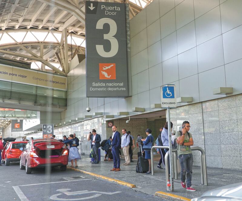 Las apps de transporte no pueden operar en aeropuertos porque son zonas federales; sólo pueden hacerlo taxis acreditados por SCT. ARCHIVO EL UNIVERSAL