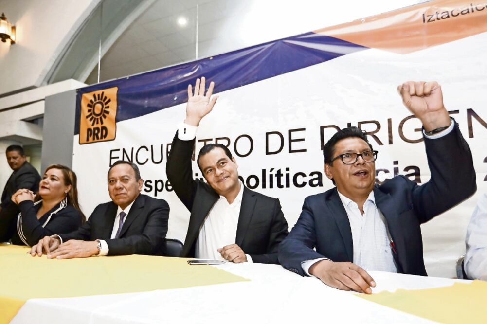 Elizabeth Mateos, Jesús Zambrano, Juan Zepeda y Carlos Estrada son algunos de los militantes del sol azteca que se reunieron con líderes en la delegación Iztacalco. (YADÍN XOLALPA. EL UNIVERSAL)