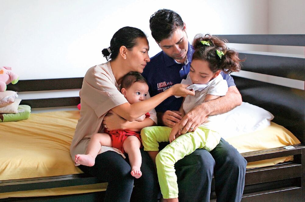 La niña ha llegado a sufrir hasta 200 convulsiones. Un laboratorio le mandó dos frascos de manera gratuita desde EU; uno fue abierto en la aduana. FOTO: LORENZO HERNÁNDEZ. EL UNIVERSAL