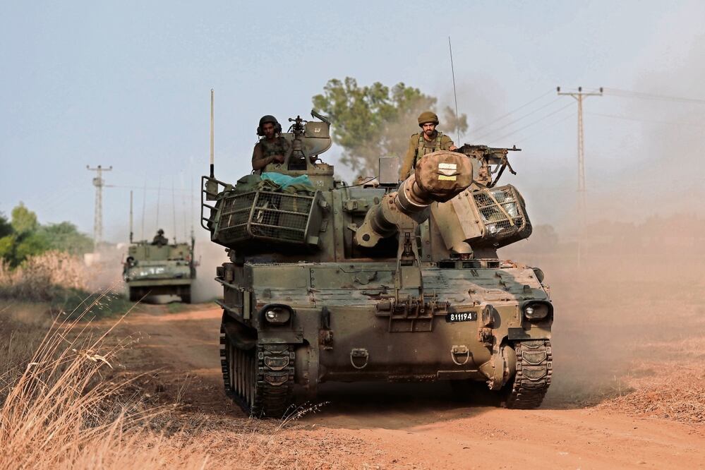El ejército israelí mueve tanques hacia la frontera con Gaza al iniciar su operación “Espadas de hierro”. Foto: Atef Safadi | EFE