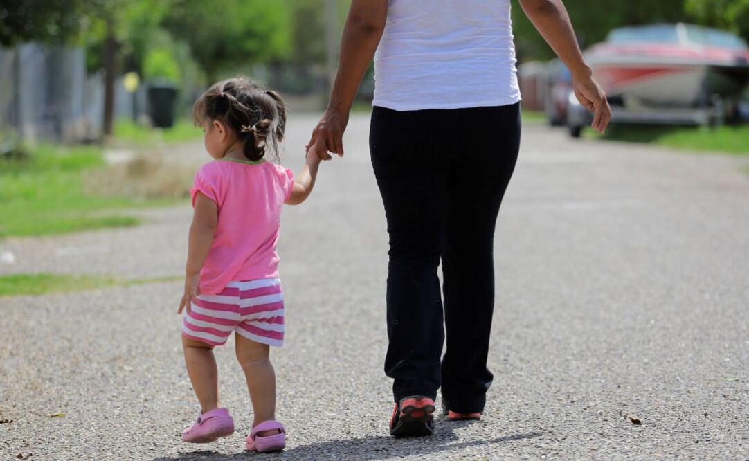 Una mujer que dice haber ingresado a EU sin permiso legal camina con su hijita, quien nació en el país, pero se le negó un certificado de nacimiento, el 16 de septiembre de 2015,en Sullivan City, Texas. Foto: AP