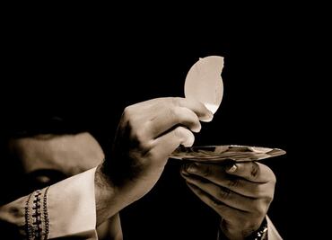 Cura enfrenta a la mafia en Italia; intentan envenenarlo con lejía