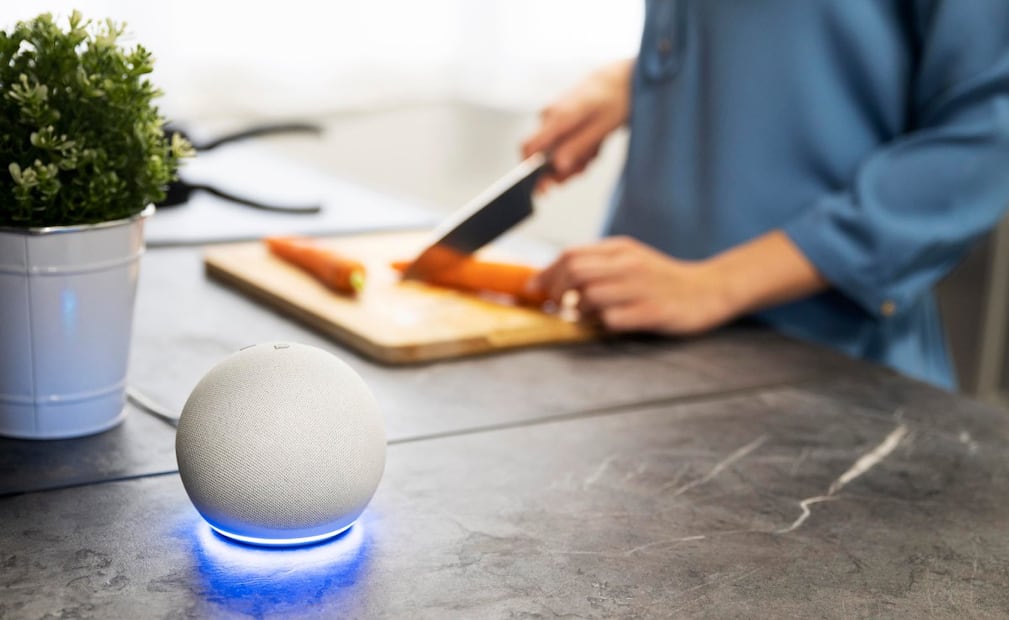 Cómo mejorar el sonido de tu Amazon Echo Dot. Imagen: Magnific