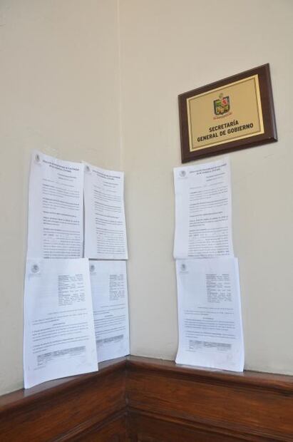 Tapizan Palacio de Gobierno de NL con notificaciones; Gobierno amenaza con demandar