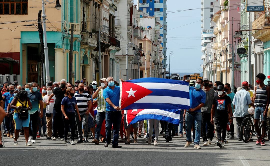 Cubanos toman las calles en protesta contra el gobierno de Miguel Díaz-Canel. Foto: EFE