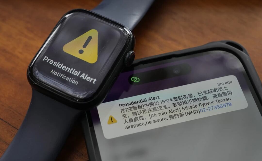 Un celular y un reloj con una alerta antiaérea en sus pantallas, juntos en una foto en Taipéi, Taiwán. Foto: AP