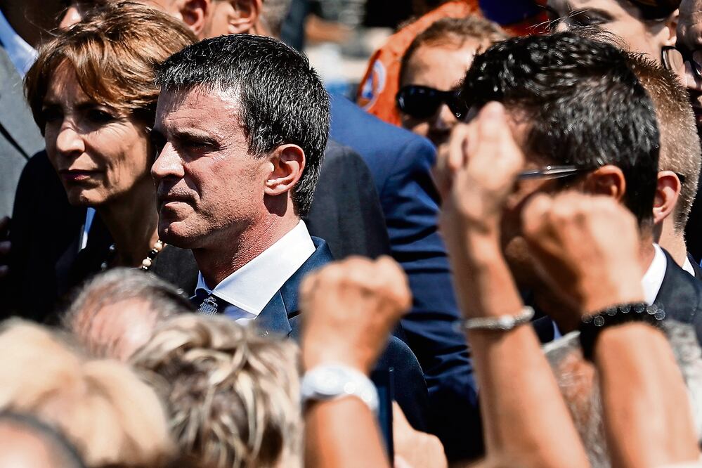 Asistentes al homenaje por los fallecidos en el atentado en Niza abuchearon ayer a Manuel Valls, primer ministro galo (FRANCOIS MORI. AP)