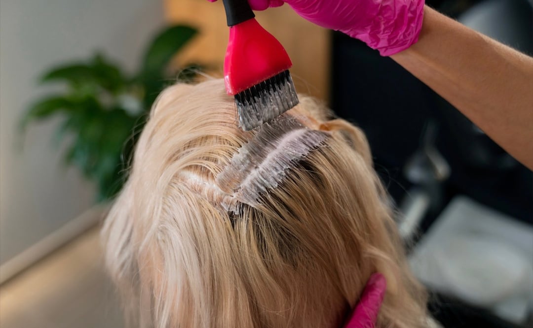 Errores que hacen que tus canas no se cubran. Foto: Freepik