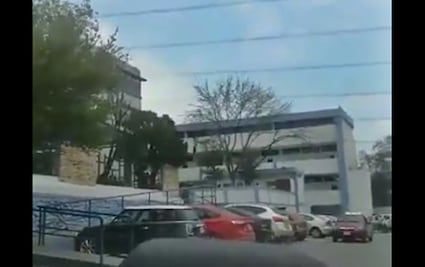 Alumna de preparatoria en NL cae sobre estudiante al lanzarse de segundo piso