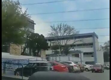 Alumna de preparatoria en NL cae sobre estudiante al lanzarse de segundo piso