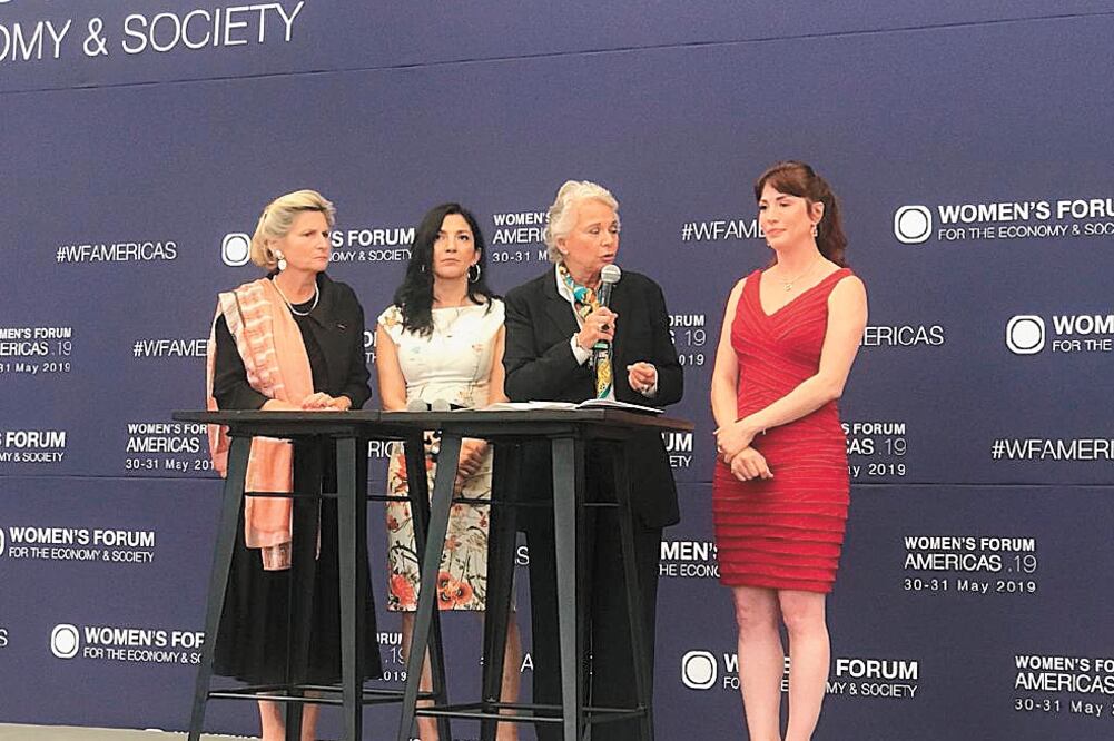 La secretaria de Gobernación, Olga Sánchez Cordero (segunda de der. a izq.), fue testigo del compromiso entre la Asociación de Hoteles y la CDMX. Foto: ESPECIAL