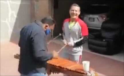 Julio César Chávez se divierte y disfruta del día con una marimba