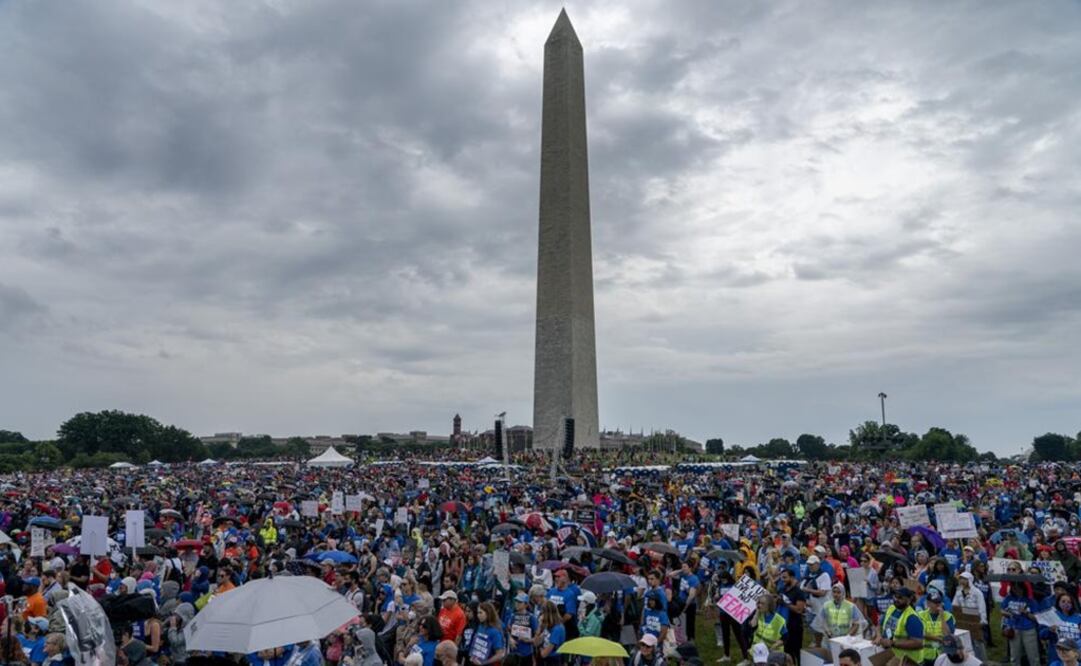 Miles de personas participan en la segunda Marcha por Nuestras Vidas en respaldo al control de armas de fuego delante del Monumento a Washington. Foto: AP