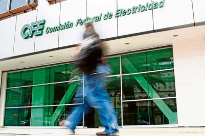 CFE requiere inversión privada para nuevas centrales; hay riesgos de baja en calificación, alerta Fitch Ratings