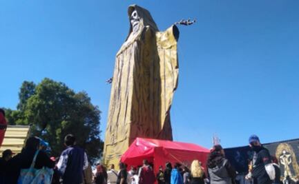 Pese a Covid-19, cientos acuden a altar gigante de la Santa Muerte en Tultitlán