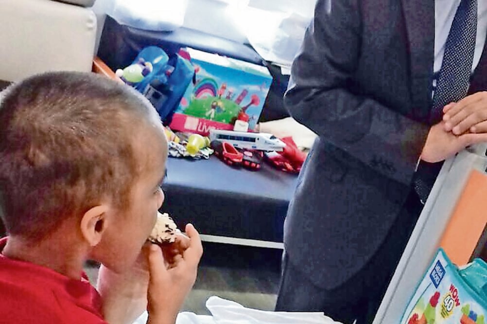 El delegado de GAM, Víctor Hugo Lobo, visitó al pequeño Antony durante su estancia en el hospital (CORTESÍA)