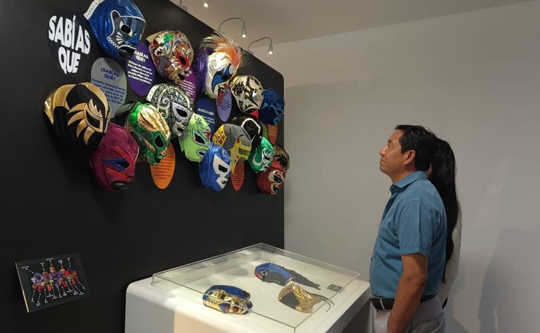 En la exposición “Lucha libre. Auténtica pasión mexicana” hay máscaras, pósters, revistas, videos, trajes y fotografías de la historia de este deporte en México. Foto: Especial