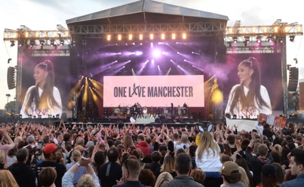 Ariana Grande envía regalos navideños a hospitales de Manchester, tras cinco años del atentado terrorista