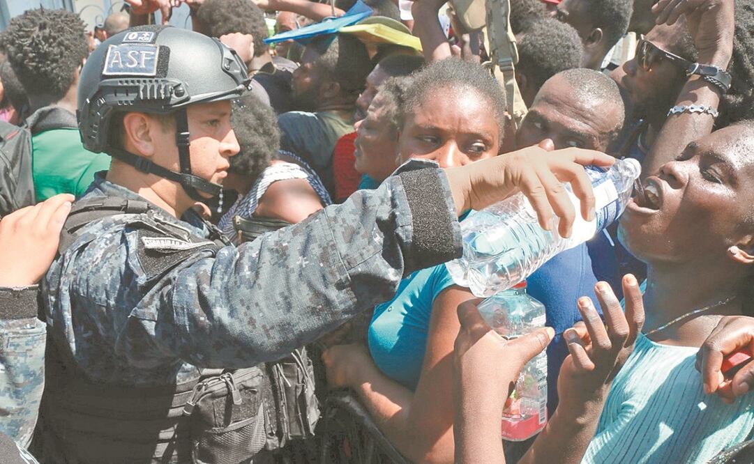 Elementos federales dieron agua a mujeres embarazadas y a niños deshidratados por los rayos del sol, que provocó temperaturas de hasta 48 grados. Foto: MARÍA DE JESÚS PETERS. EL UNIVERSAL