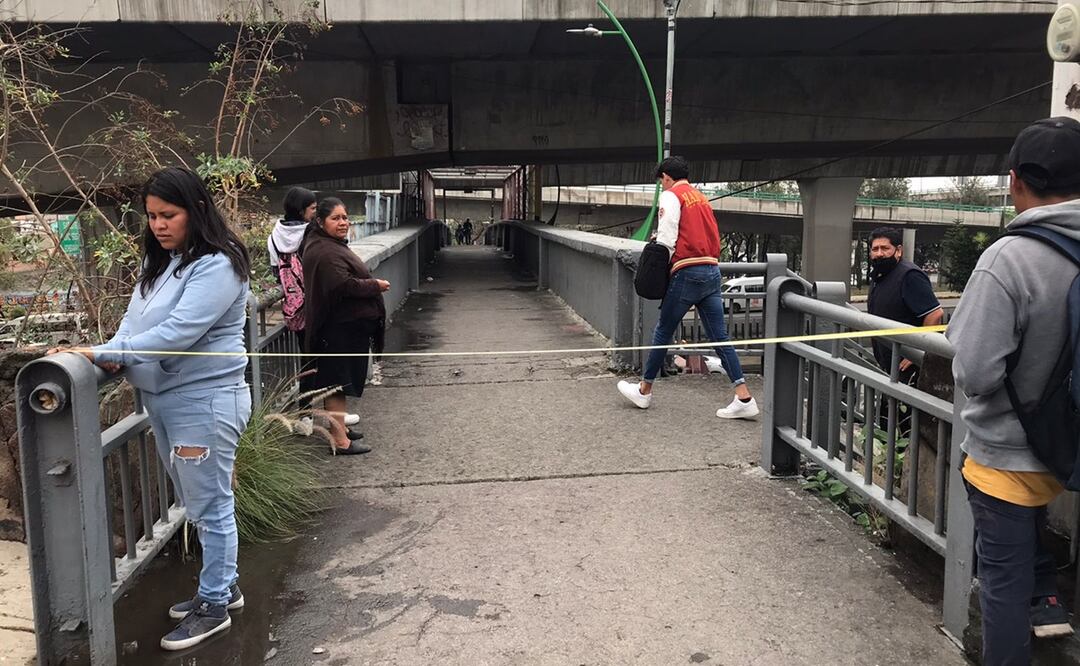 Vecinos piden revisión de puente peatonal tras incidente con auto en Naucalpan. Foto: Rebeca Jiménez