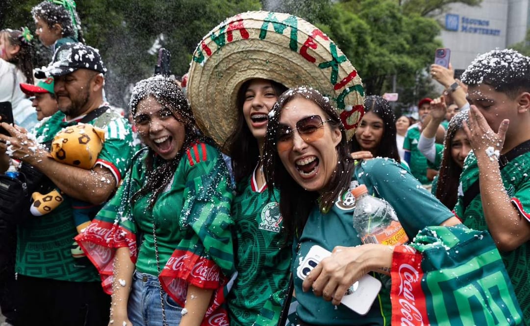 Ambiente entre los aficionados que se reúnen en el Ángel de la Independencia, a varias horas de la transmisión del partido México contra Inglaterra (05/07/2026). Foto Hugo Salvador/ EL UNIVERSAL